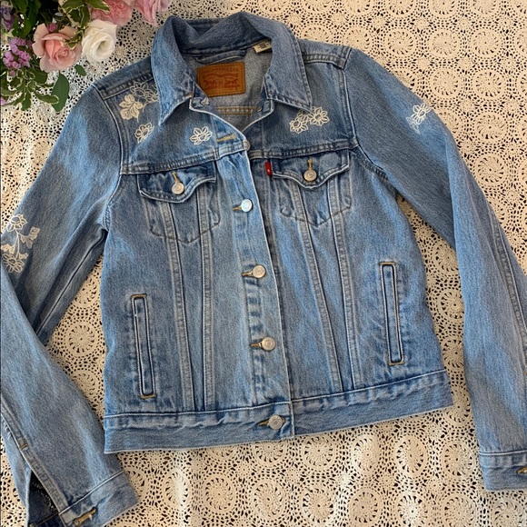 Levi's Jackets & Blazers - Levi’s Light Wash Floral Embroidered Jacket Small